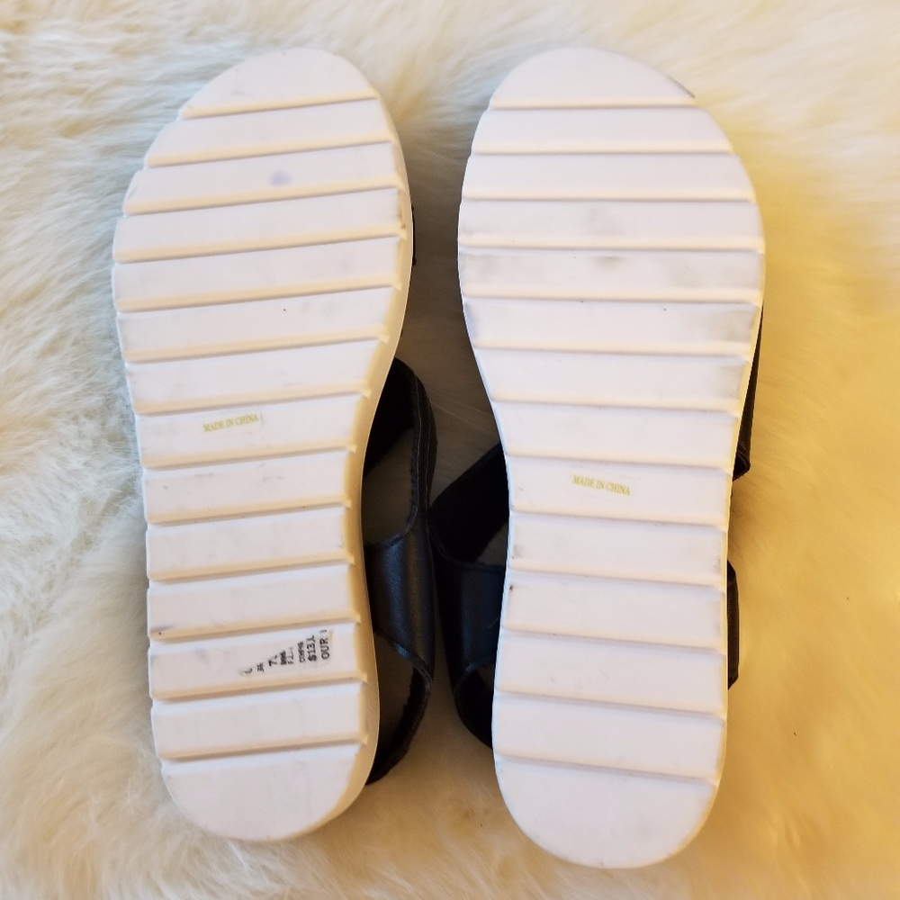Bamboo Black Cushioned Sandals Snap Closure New - Picture 5 of 6